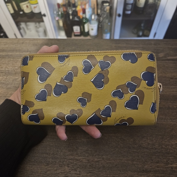 Gucci Shanghai Heartbeat Wallet - Picture 2 of 8